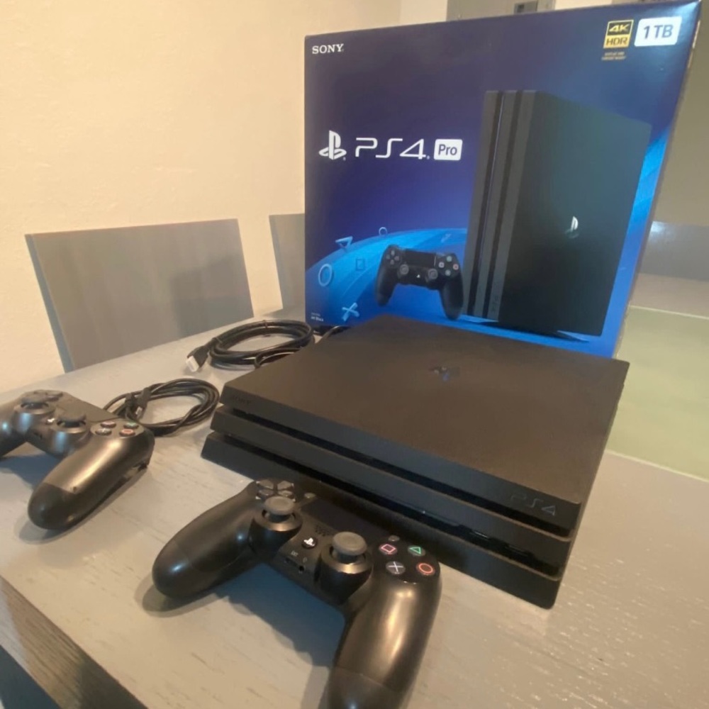 Play station 4 Pro 1 terabyte 2